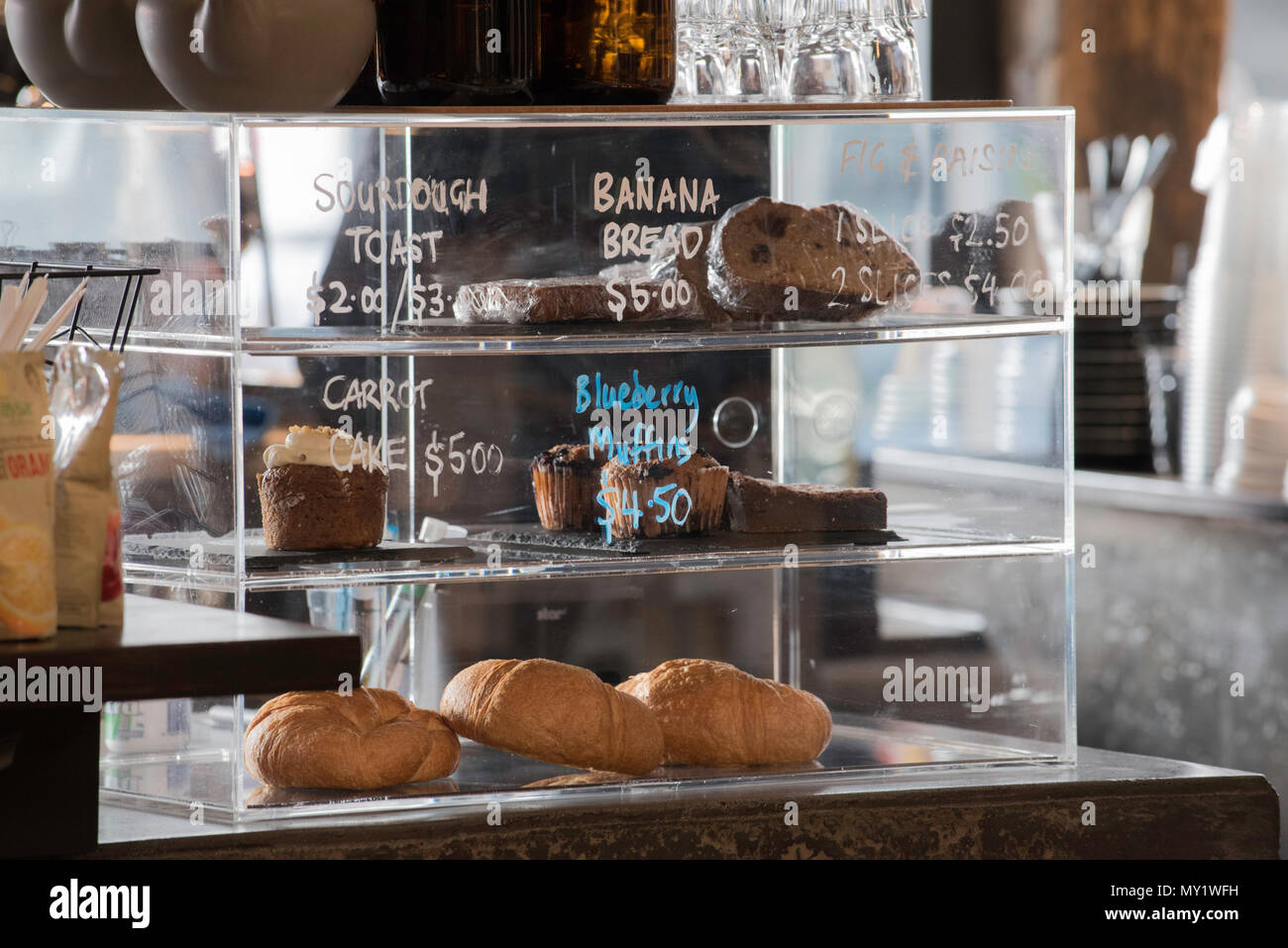 Blueberry Muffins und andere gebackene Lebensmittel für den Verkauf in einem Café in Sydney, Australien Stockfoto