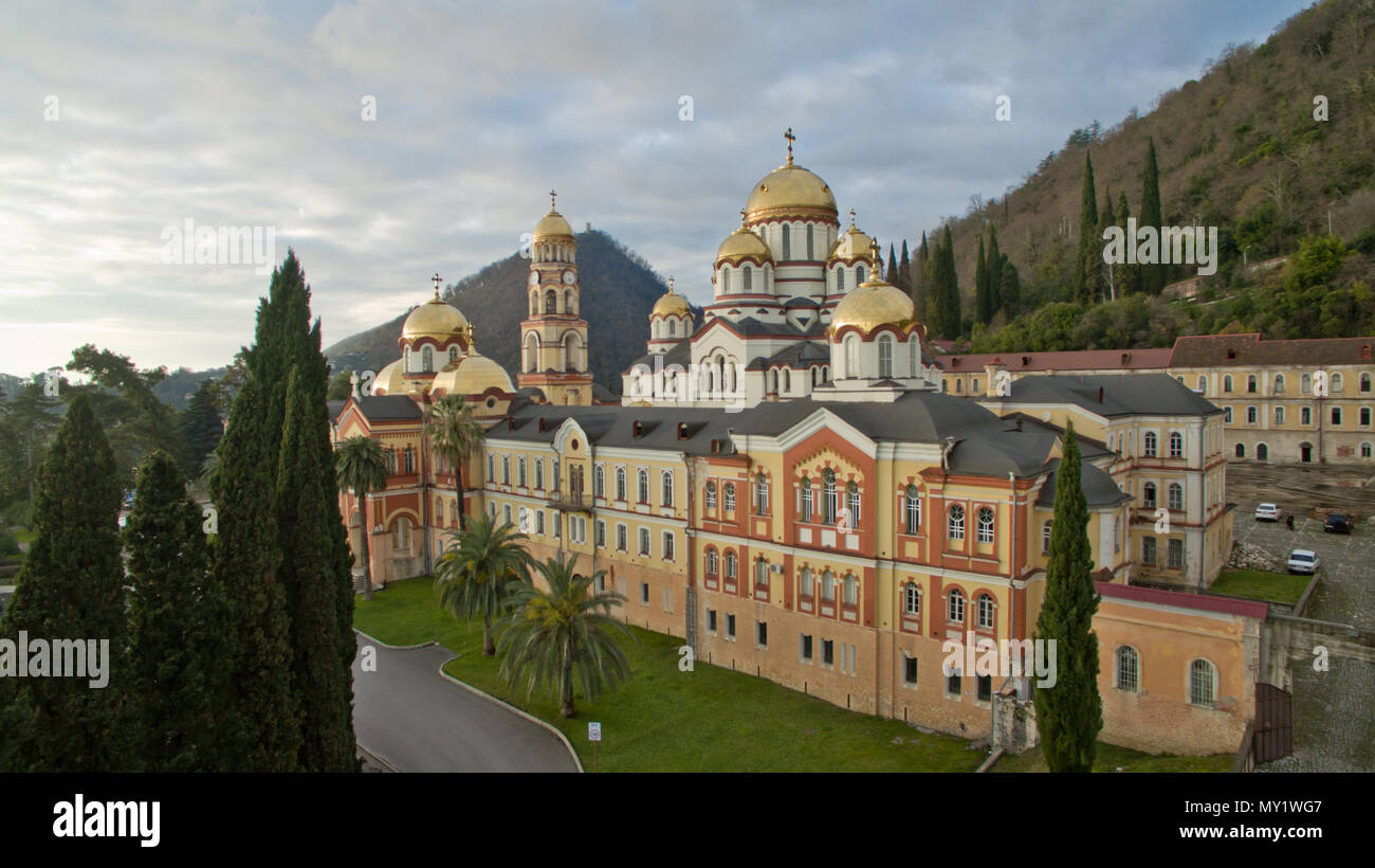 Nowy Afon, Abchasien, Georgien - 24. Februar 2018: Landschaft mit Blick auf die neue Athos christliche Kloster. Stockfoto