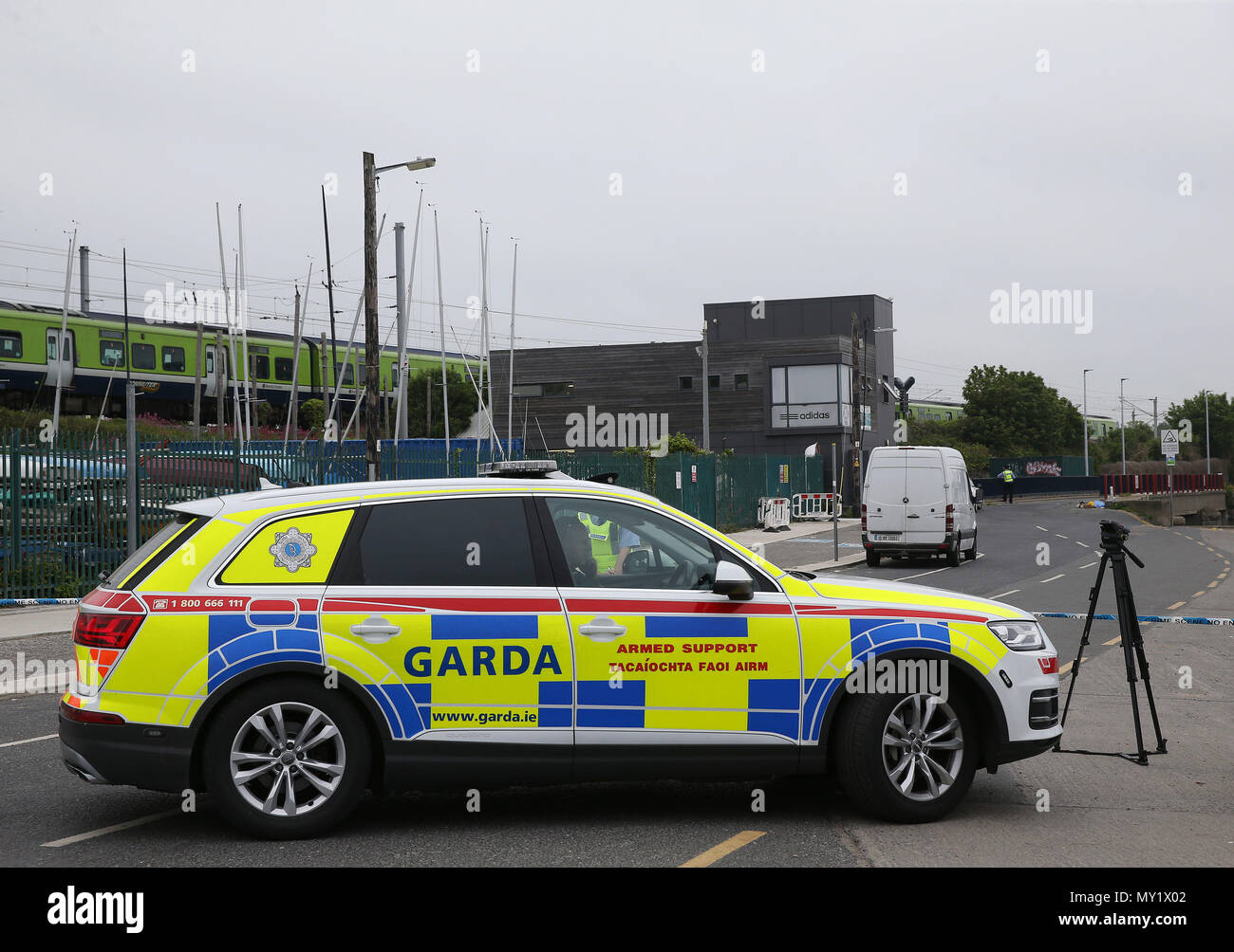 Gardasee bewaffnete Unterstützung am scened in Bray, Co Wicklow, Nach einem Schießen auf eine Boxing Club in den Hafen der Stadt. Bild Datum: Dienstag, den 5. Juni 2018. Einen Mann, im Alter von 30, hat in den frühen Morgenstunden schießen auf Bray Boxing Club starb, die Linken zwei andere Männer verletzt, gardai gesagt haben. Siehe PA Geschichte irischen Shooting. Photo Credit: Brian Gesetzlosen/PA-Kabel Stockfoto