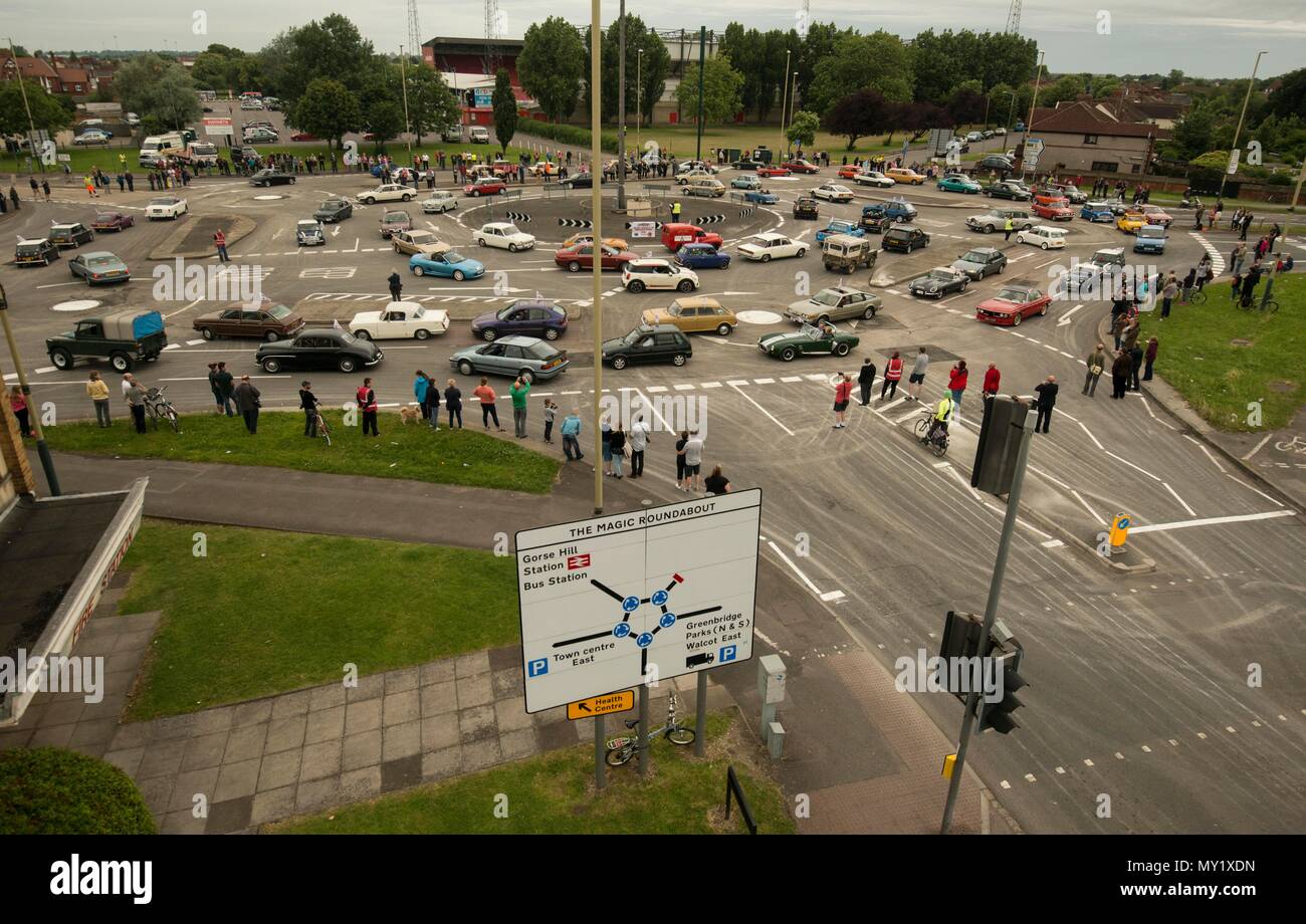 Sammlung von 60 Classic Cars Parade rund um das magische Kreisverkehr, Swindon von Mini Werk Swindon und Swindon 175 09/07/16 organisiert Stockfoto