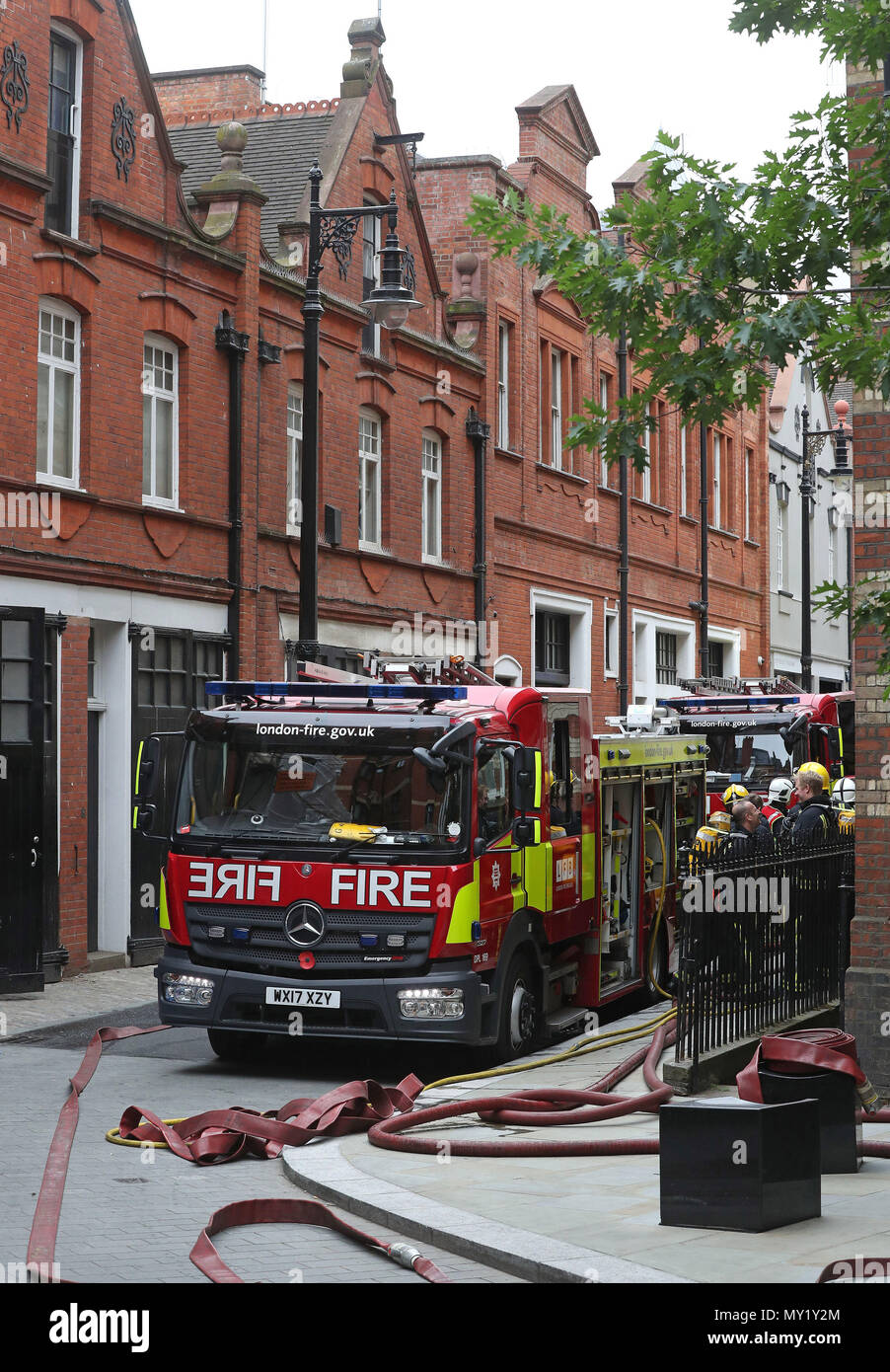 Die feuerwehrleute an der Szene in Bourdon Street in Mayfair, London brach ein Feuer in einem Mehrfamilienhaus. Stockfoto