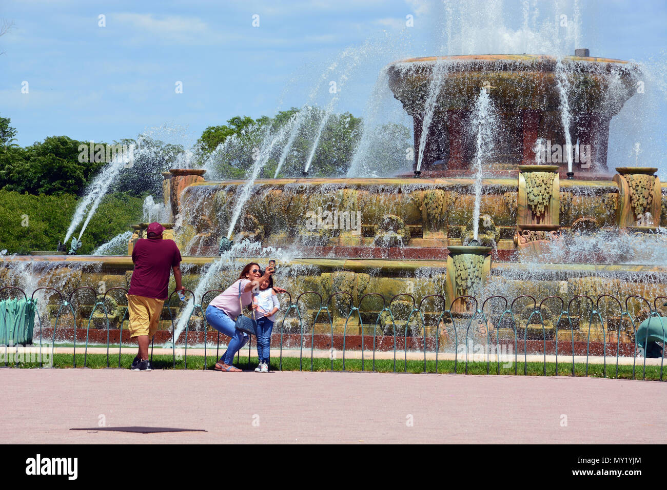 Eine Mutter und Tochter nehmen eine selfie am Buckingham Fountain, das Kernstück der Chicago South Loop Grant Park. Stockfoto