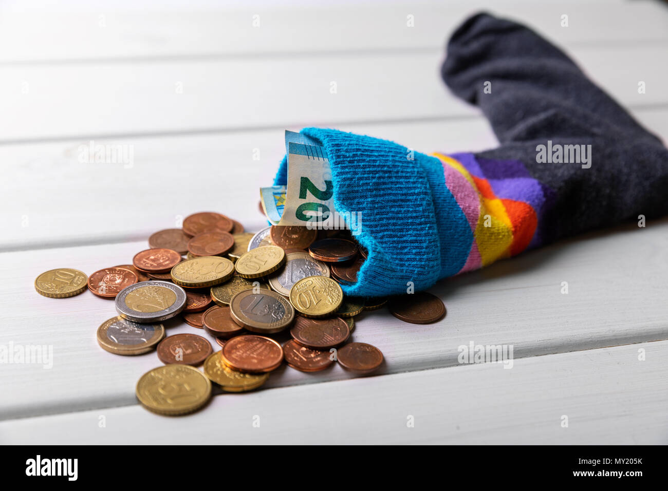 Socke voll mit Euro Geld. Einsparungen und Ausblenden Konzept Stockfoto