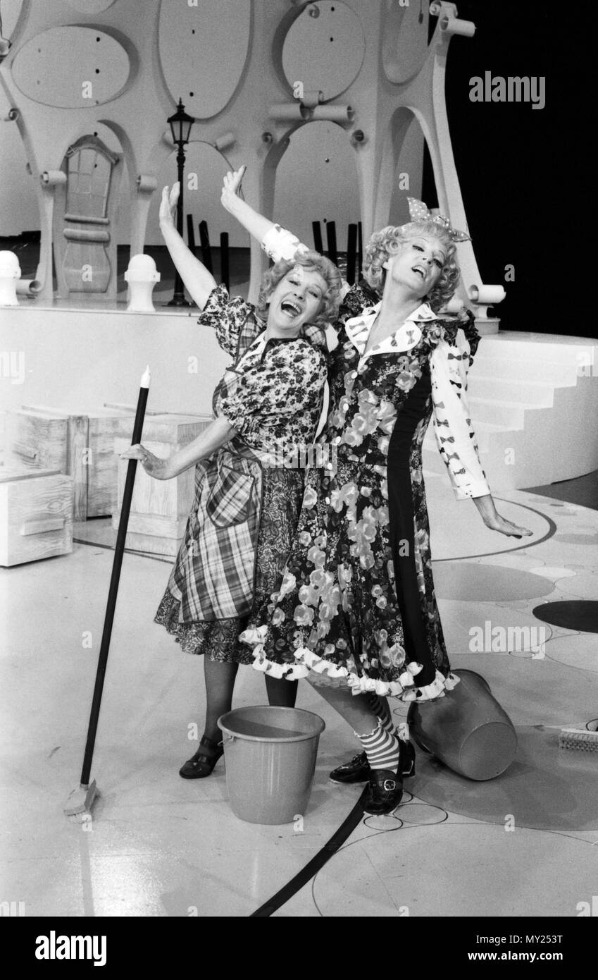 Von Haus zu Haus, Musikalische Unterhaltungsshow, Deutschland 1982, Regie: Hans Hubberten, Mitwirkende: Erni Singerl, Gisela Schlüter Stockfoto