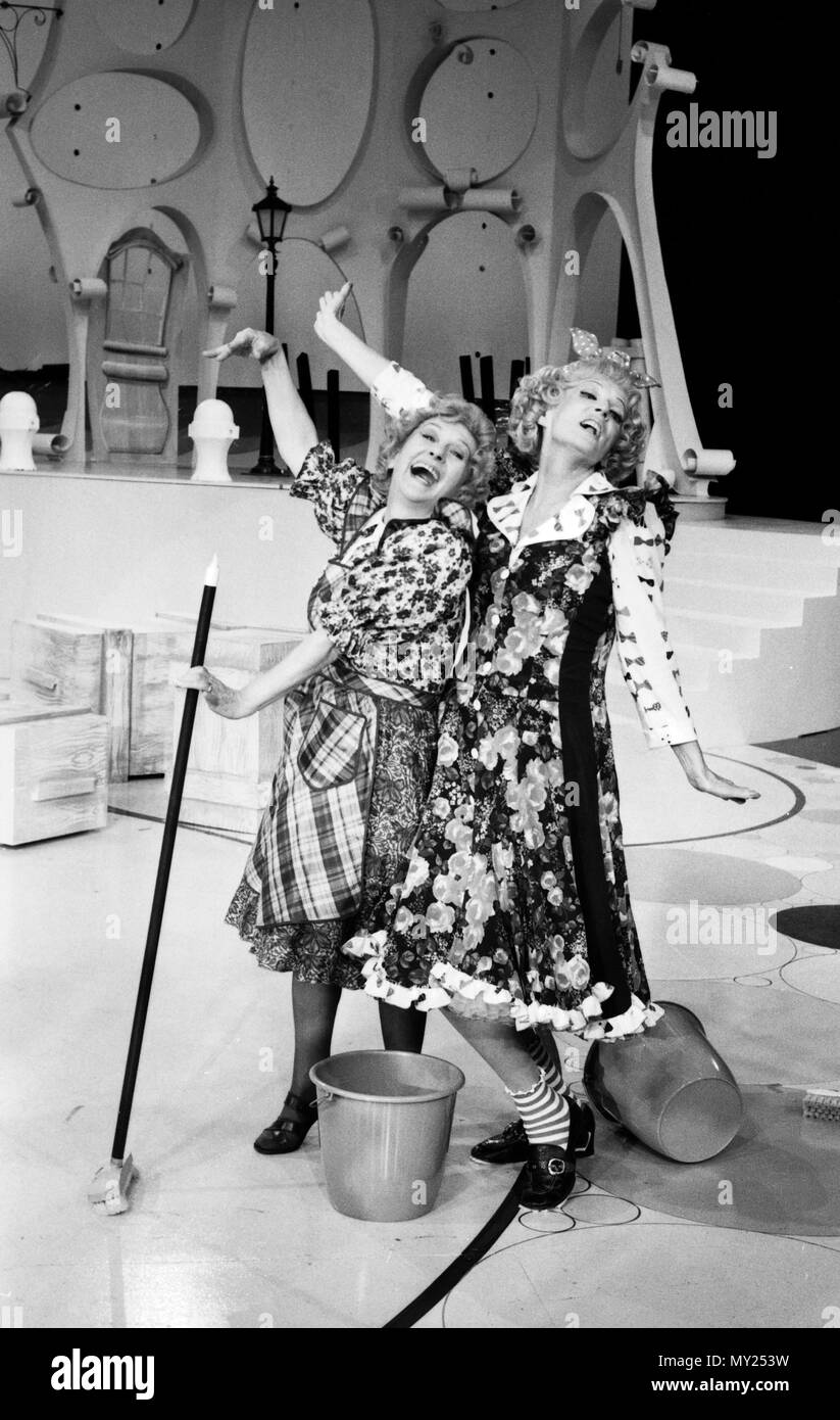 Von Haus zu Haus, Musikalische Unterhaltungsshow, Deutschland 1982, Regie: Hans Hubberten, Mitwirkende: Erni Singerl, Gisela Schlüter Stockfoto