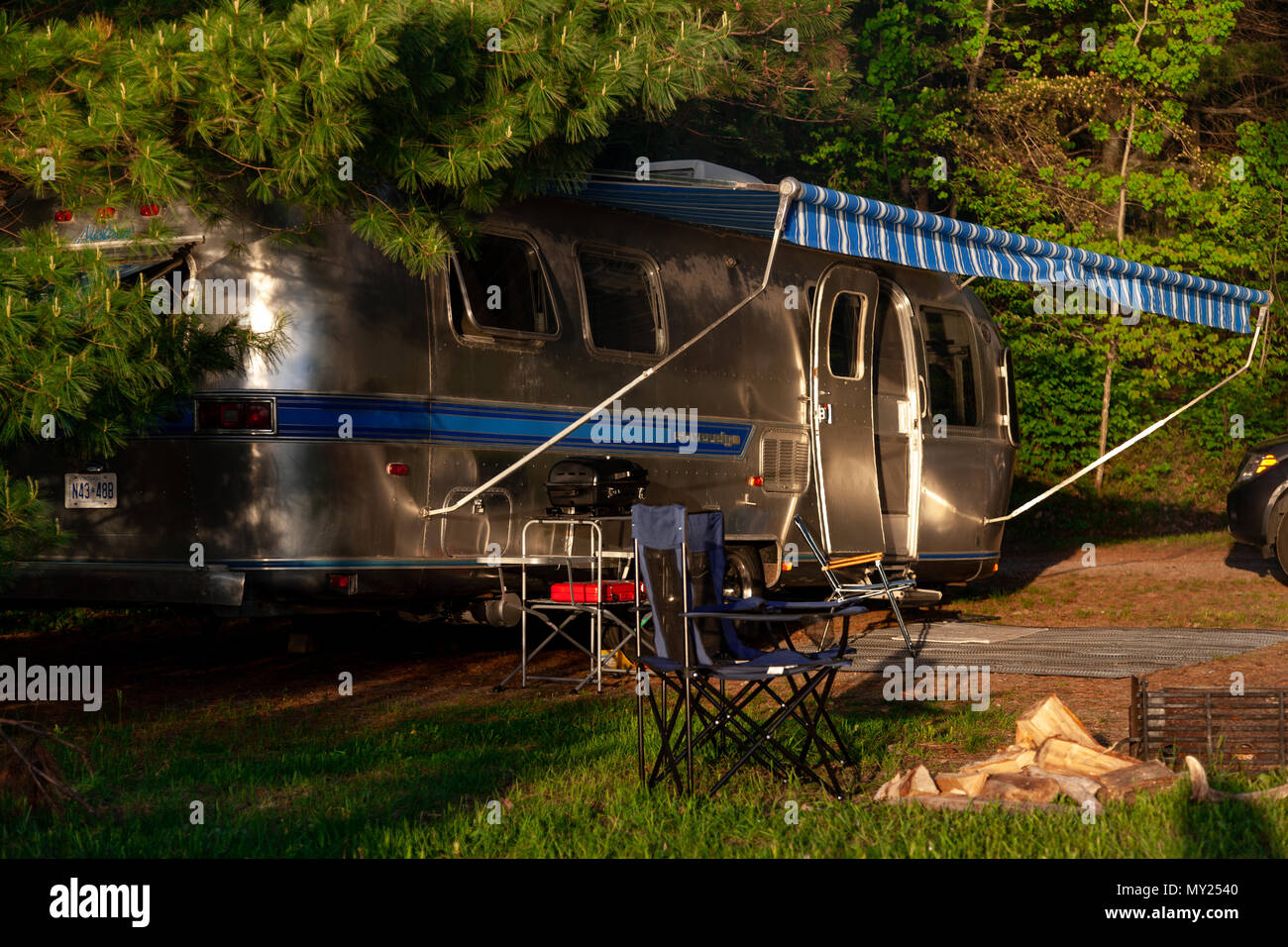 Die ikonische Amerikanische Airstream Wohnwagen sitzt auf einem Campingplatz im Driftwood Provincial Park in Ontario, Kanada. Airstream wurde in den l gegründet Stockfoto