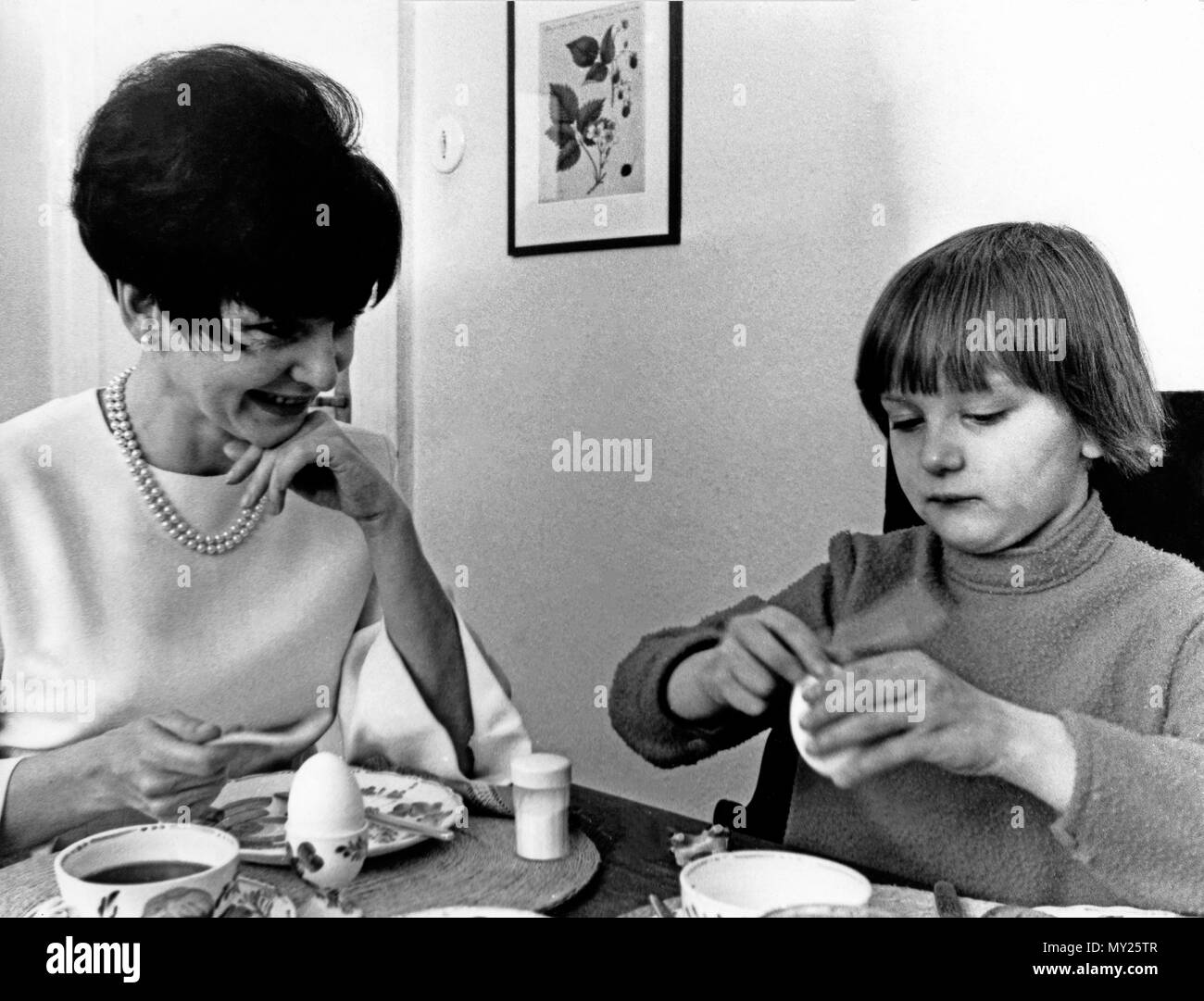 Ingrid Andree mit ihrer Tochter Susanne Lothar, Deutschland 1967. Deutsche Schauspielerin Ingrid Andree mit ihrer Tochter Susanne Lothar, Deutschland 1967. Stockfoto
