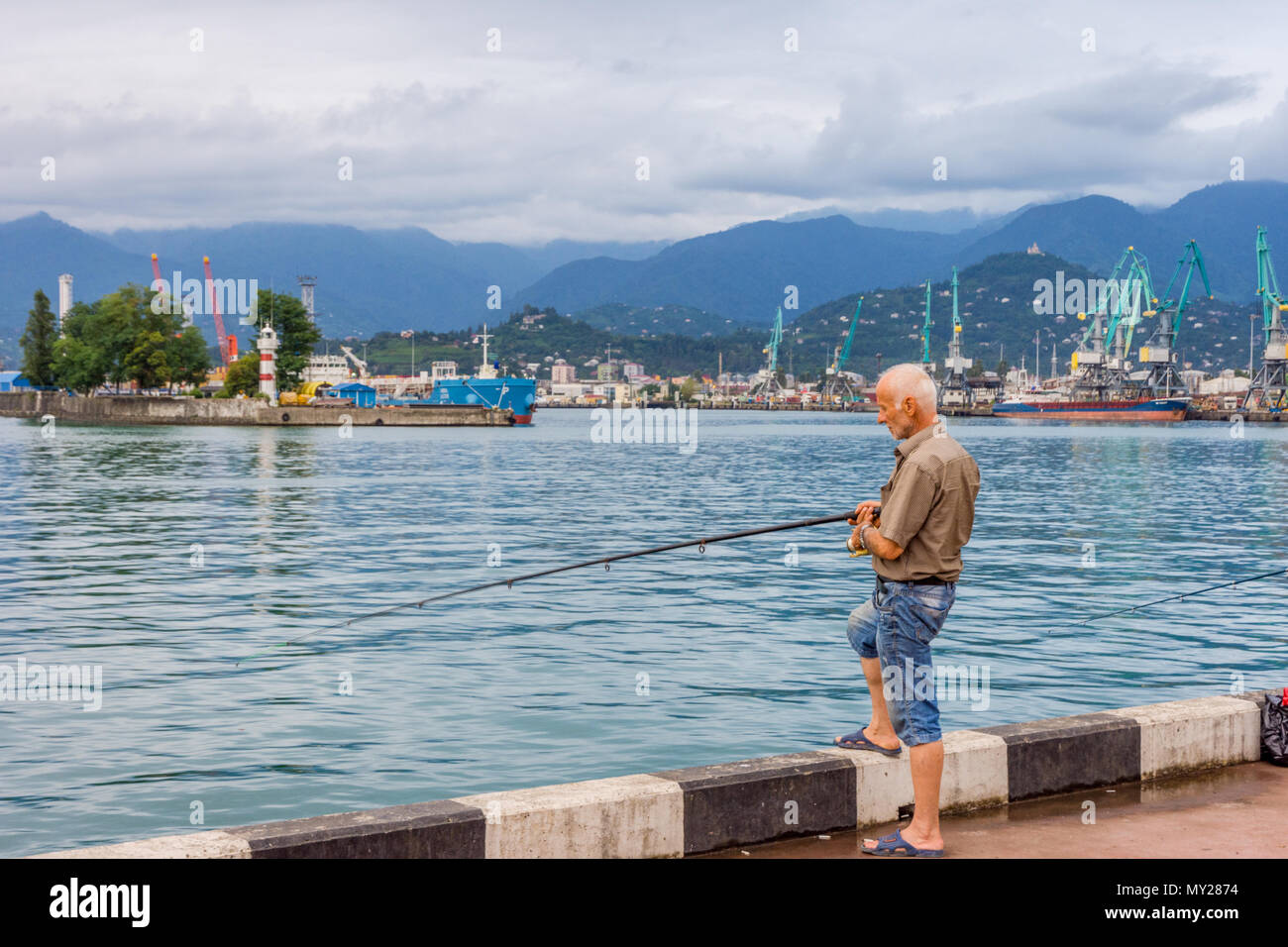 Batumi, Georgien - 25. August 2017: Leute angeln von der Seebrücke im Zentrum von Batumi. Stockfoto