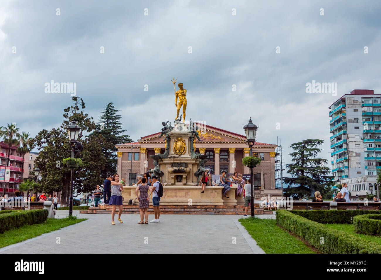 Batumi, Georgien - 25. August 2017: 6 Personen genießen Sie die später Nachmittag in Europa Platz vor der Statue von Medea in der Innenstadt Stockfoto