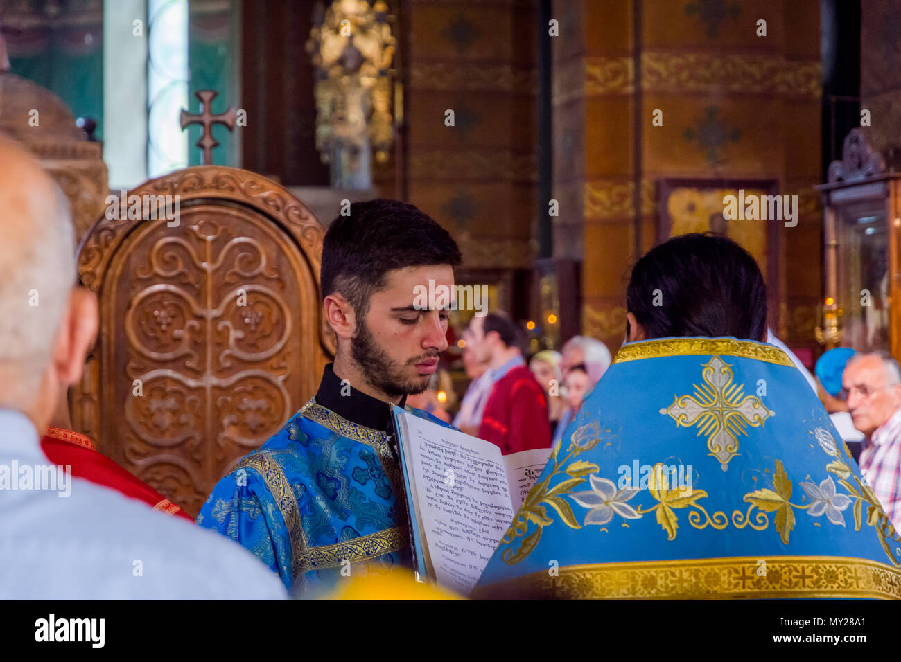 Batumi, Georgien - 27. August 2017: Priester lesen ein heiliges Buch in der religiösen Zeremonie in der Heiligen Mutter Jungfrau Kathedrale der Geburt in Batumi Stockfoto