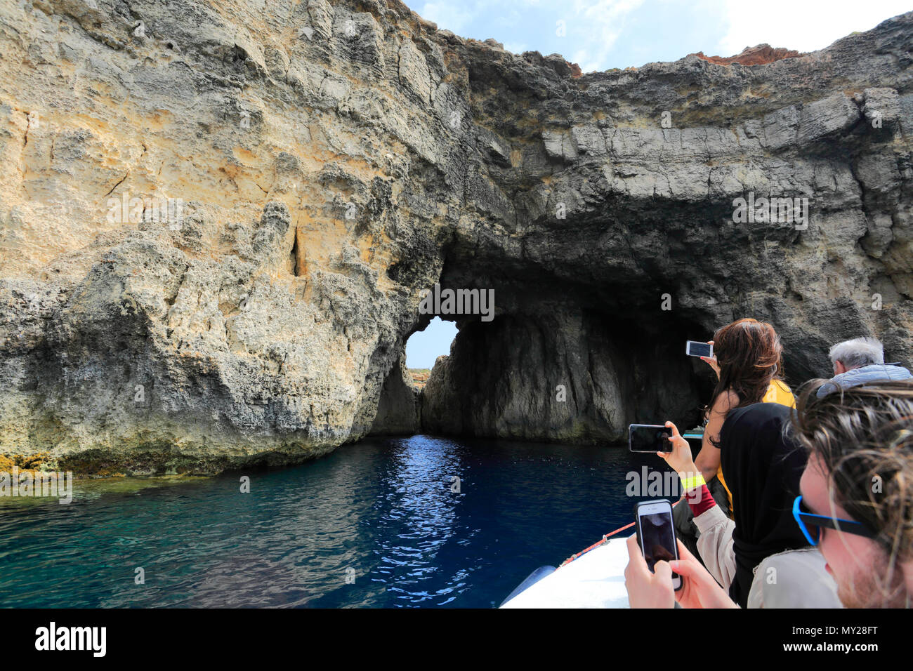 Touristische Bootsfahrt entlang der Höhlen und an der Küste der Insel Comino, Malta Stockfoto