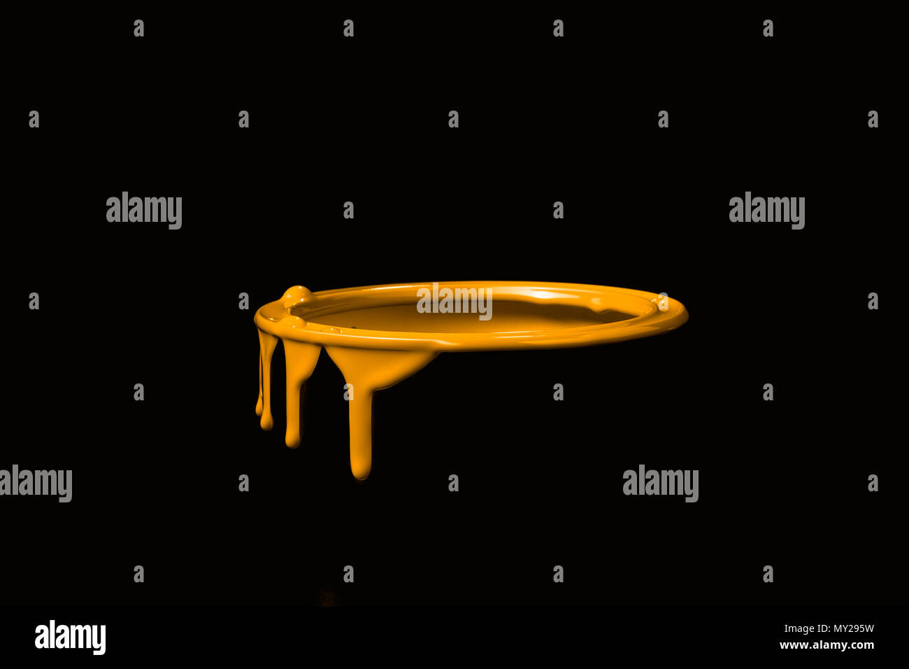 Bunte Farbe Auslaufen an der Wall aus Metall Eimer. Über schwarzen Hintergrund isoliert Stockfoto