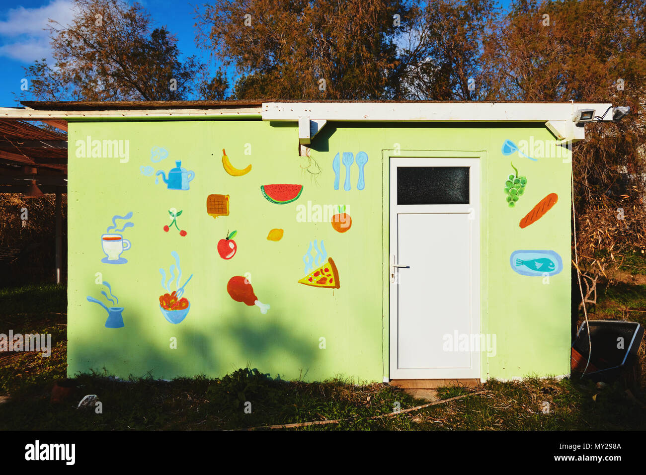 Ländliche Restaurant Cottage in der Wüste mit Gemälde von Nahrungsmitteln auf die Außenwände Stockfoto