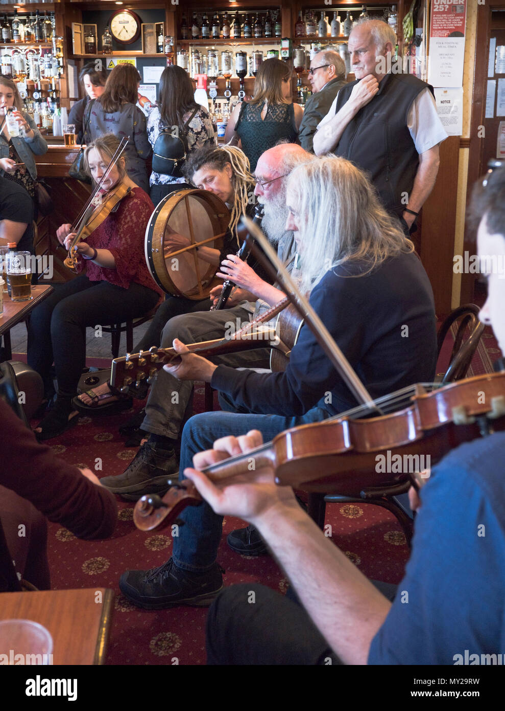 dh Stromness Folk Festival STROMNESS ORKNEY Folk Musiker spielen Instrumente in Pub Schottland Fiddle Spieler Musikinstrument uk Festivals Stockfoto