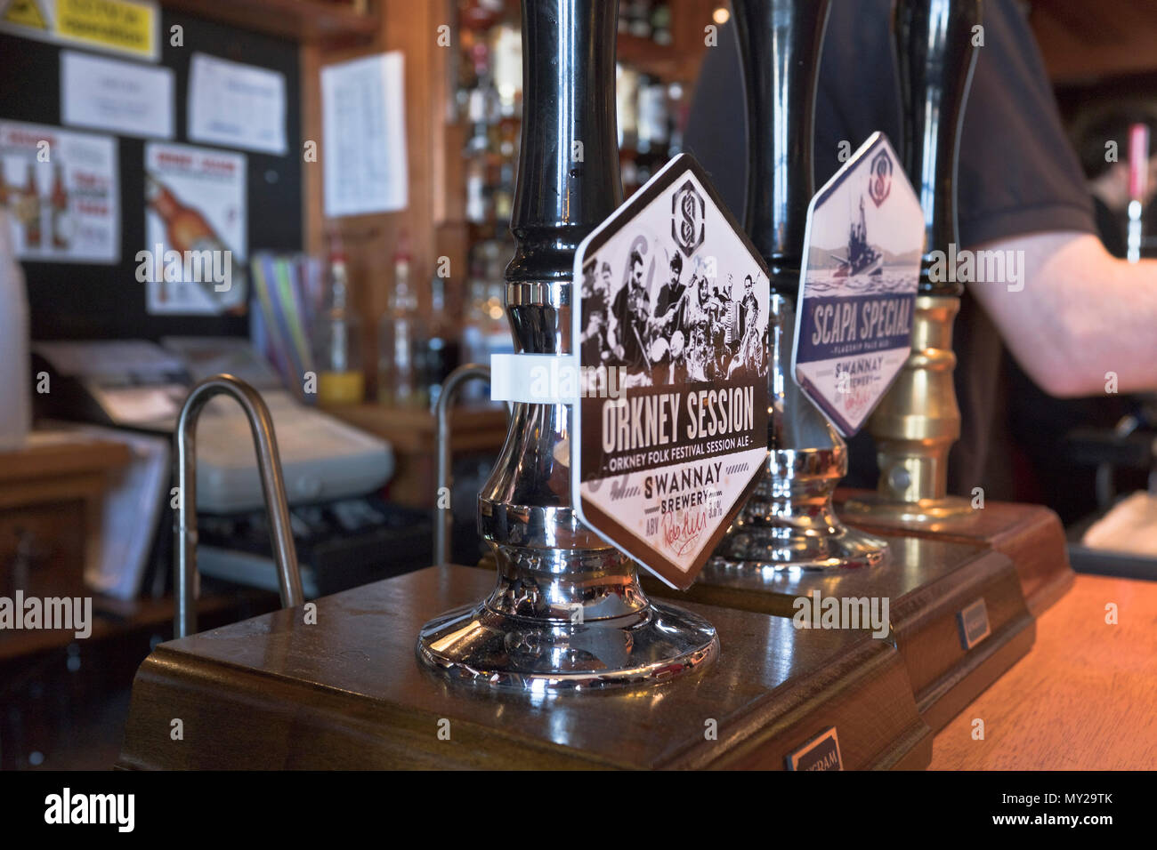 dh Stromness Folk Festival STROMNESS ORKNEY Lokale Swanney Brauerei Bierpumpe Orkney Sitzung traditionelle echte Ale Pumpen Wasserhahn Hand bar schottland Stockfoto