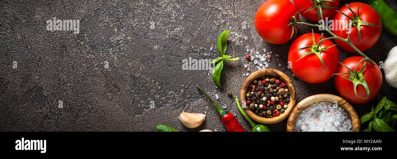 Gewürze, Kräuter, Olivenöl und Gemüse Ansicht von oben. Stockfoto