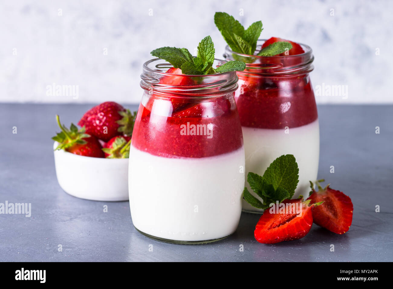 Pudding erdbeere Stockfotos und -bilder Kaufen - Alamy