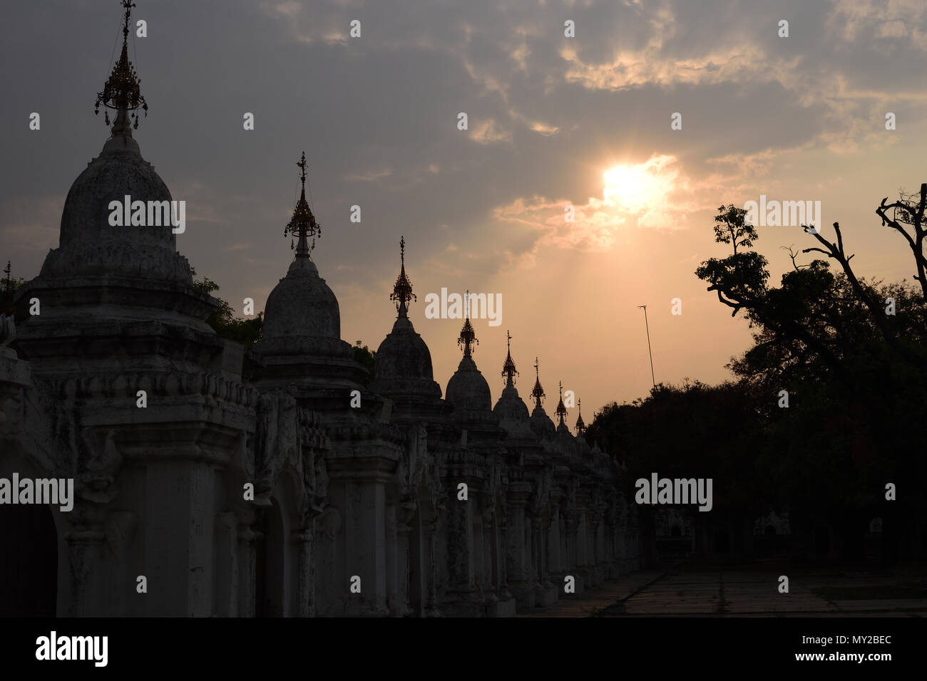 Die Sonne am Kuthodaw Pagode in Mandalay, Myanmar (Birma) Stockfoto