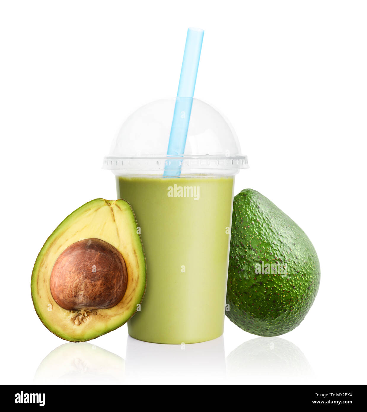 Avocado Smoothie in durchsichtigen Schale auf weißem Hintergrund. Nehmen Getränke Konzept. Stockfoto
