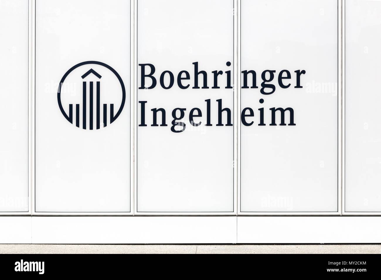 Lyon, Frankreich - 26. Mai 2018: Boehringer Ingelheim Logo auf ein Gebäude. Boehringer Ingelheim zählt weltweit zu den 20 führenden Pharmaunternehmen Stockfoto