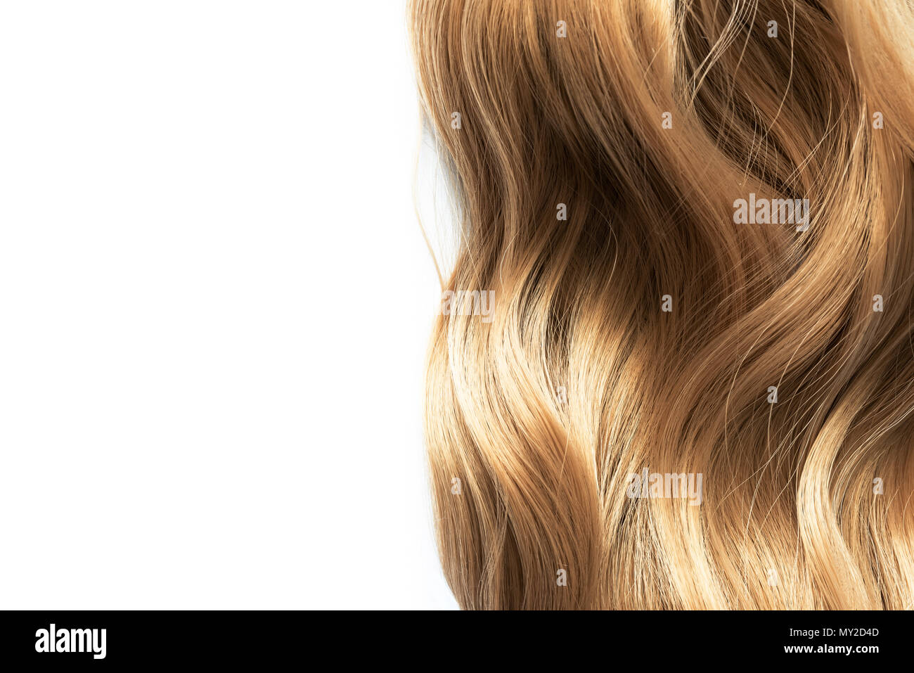 Lange blonde gewellte Haare auf weißem Hintergrund Stockfoto