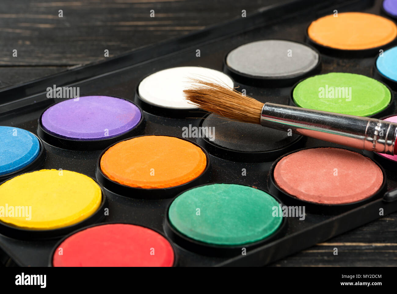 Palette mit Farben und Pinsel, Nahaufnahme auf dem Tisch Stockfoto