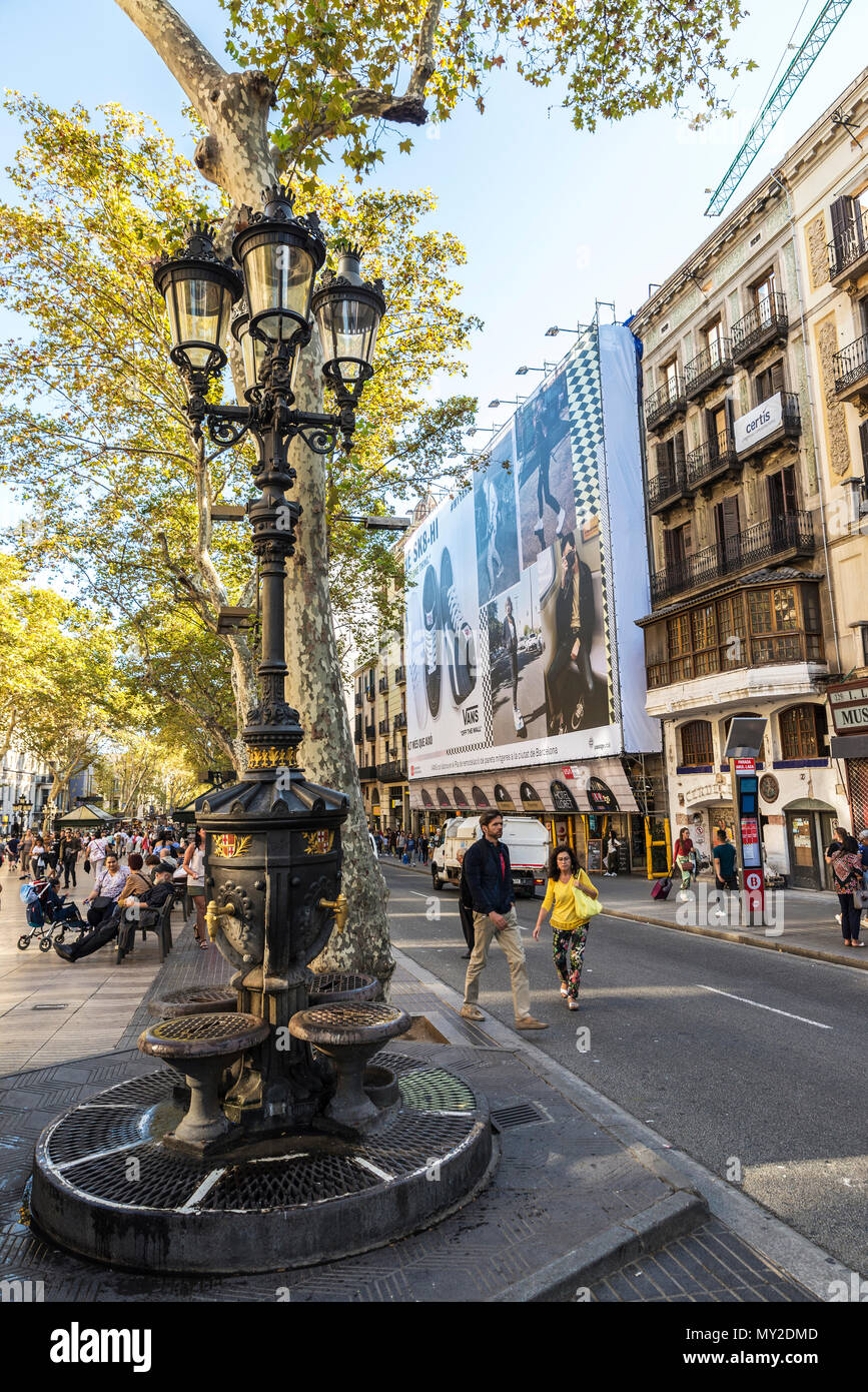 Barcelona, Spanien - 20. September 2017: Font de Canaletes, verzierten Brunnen durch einen Laternenpfahl gekrönt, mit Leute in Les Rambles von Barcelo Stockfoto