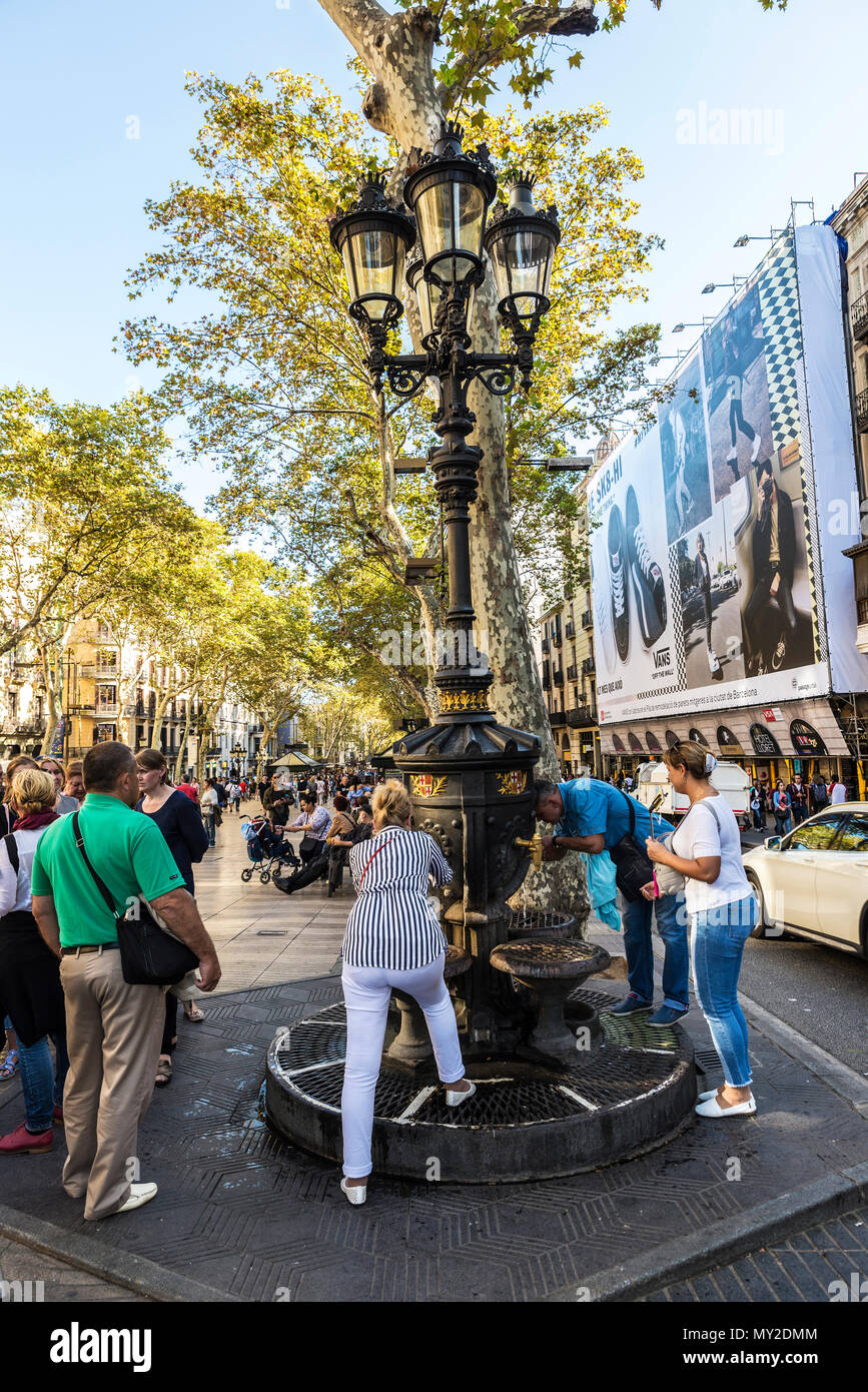 Barcelona, Spanien - 20. September 2017: Font de Canaletes, verzierten Brunnen durch einen Laternenpfahl gekrönt, mit den Menschen um in den Ramblas von Barcelona, Cata Stockfoto