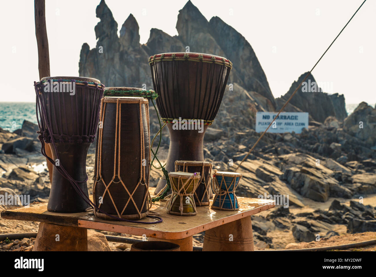 Verschiedenen bunten Musikinstrumente Drums in Asien Street Market in der Nähe des Ozeans, Indien, Goa Stockfoto