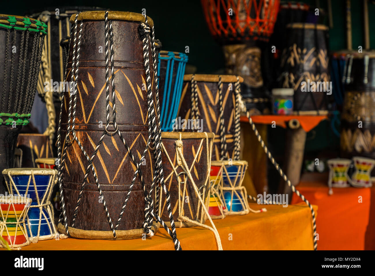 Verschiedenen bunten Musikinstrumente Drums in Asien Street Market in der Nähe des Ozeans, Indien, Goa Stockfoto