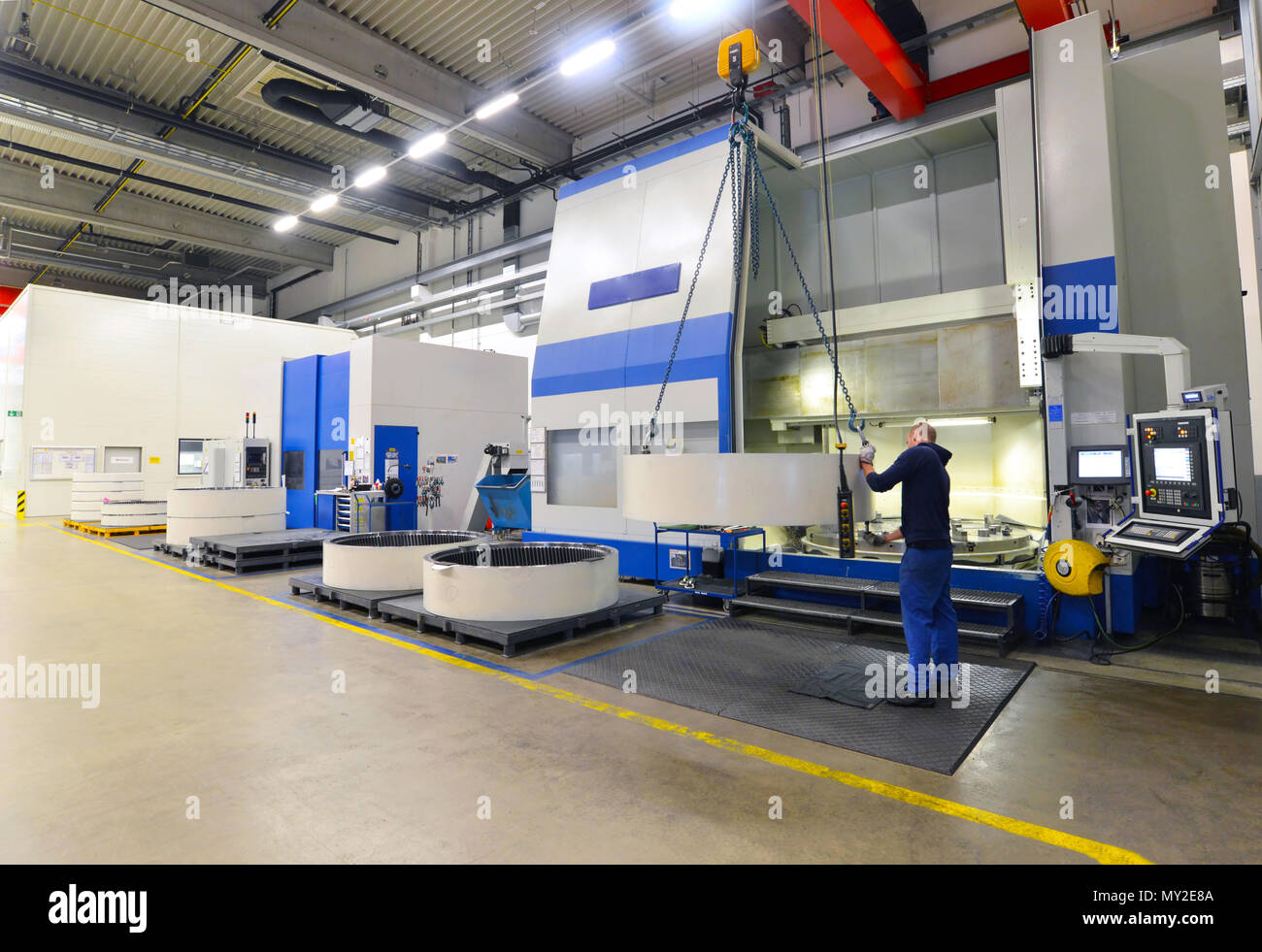 Werk des modernen Maschinenbaus - Produktion von Getrieben für Windkraftanlagen - Arbeiter bei CNC-Fräsmaschine Stockfoto Werk des modernen Maschinenbaus - Produktion von Getrieben für Windkraftanlagen - Arbeiter bei CNC-Fräsmaschine Stockfoto