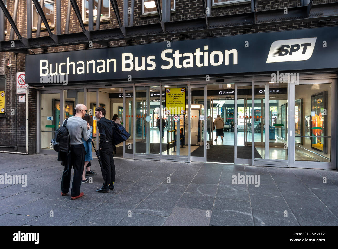 Unterzeichnet Eingang von der Buchanan Bus Station, der Busbahnhof in Glasgow, Schottland, Großbritannien, Leute, Reden, Passagiere, die Türen öffnen. Stockfoto
