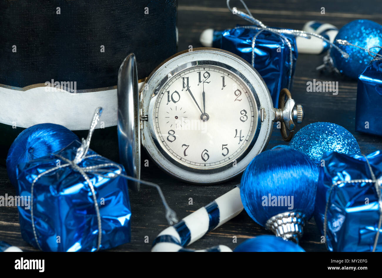 Weihnachtskugeln, Dekorationen, Flasche Champagner und auf Holz- Hintergrund Stockfoto