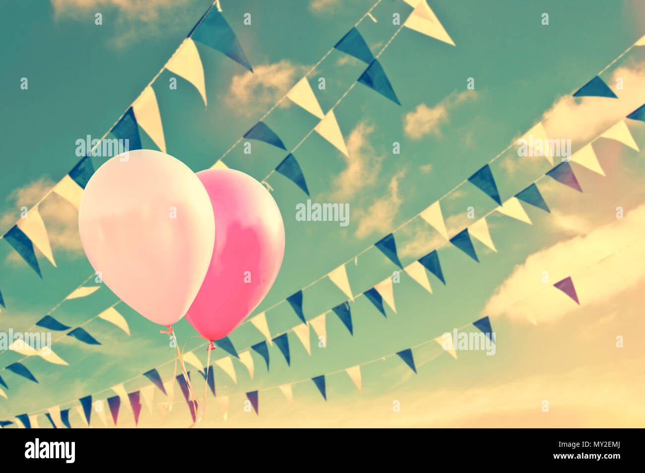 Rosa Ballons am Himmel Hintergrund mit blauen und weißen Girlanden, vintage Summer Party Konzept Stockfoto