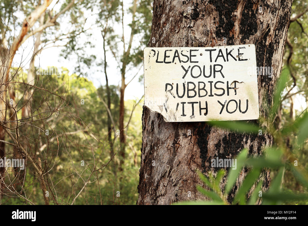 Mehrere Ansichten eines alten, abgenutzten Schild Camper anweisen Fischer bush Wanderer Wanderer Verantwortung für alle Abfälle, Müll Müll entfernen zu nehmen Stockfoto