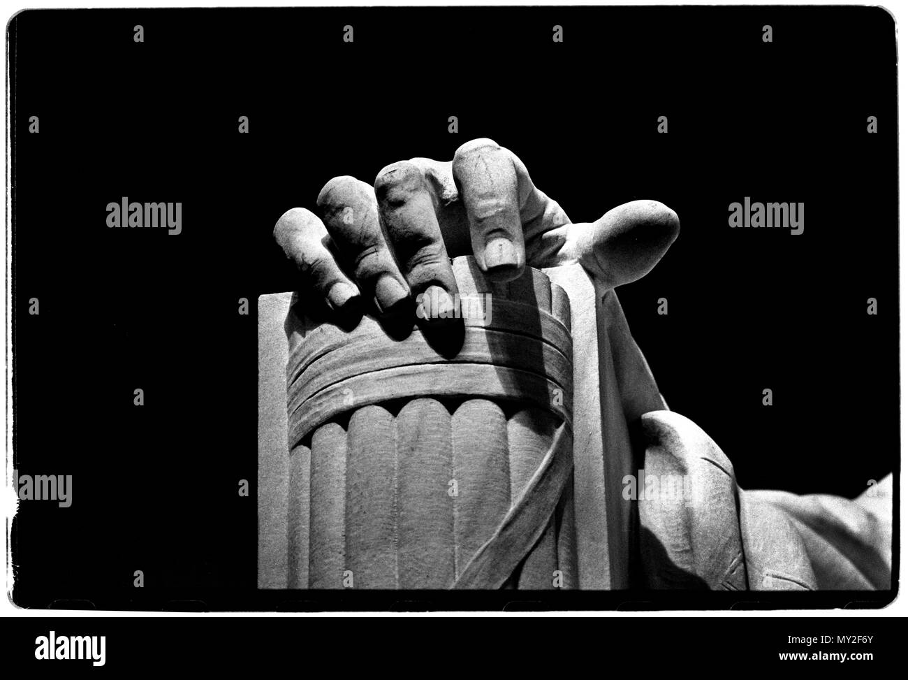 Washington DC, USA. Das Lincoln Memorial Das Lincoln Memorial ist eine US-amerikanische National Monument errichtet der 16. Präsident der Vereinigten Staaten Abraham Lincoln, zu ehren. Es liegt am westlichen Ende der National Mall in Washington, D.C. gelegen, gegenüber vom Washington Monument. Der Architekt war Henry Bacon; der Designer des primären Statue - Abraham Lincoln, 1920 - war Daniel Chester French; die Statue von Abraham Lincoln wurde durch die Piccirilli Brüder geschnitzt; und der Maler des Innern Wandmalereien Jules Guerin. 1922 gewidmet, Es ist eines von mehreren Denkmäler errichtet ein amerikanischer Präsident zu ehren. Stockfoto