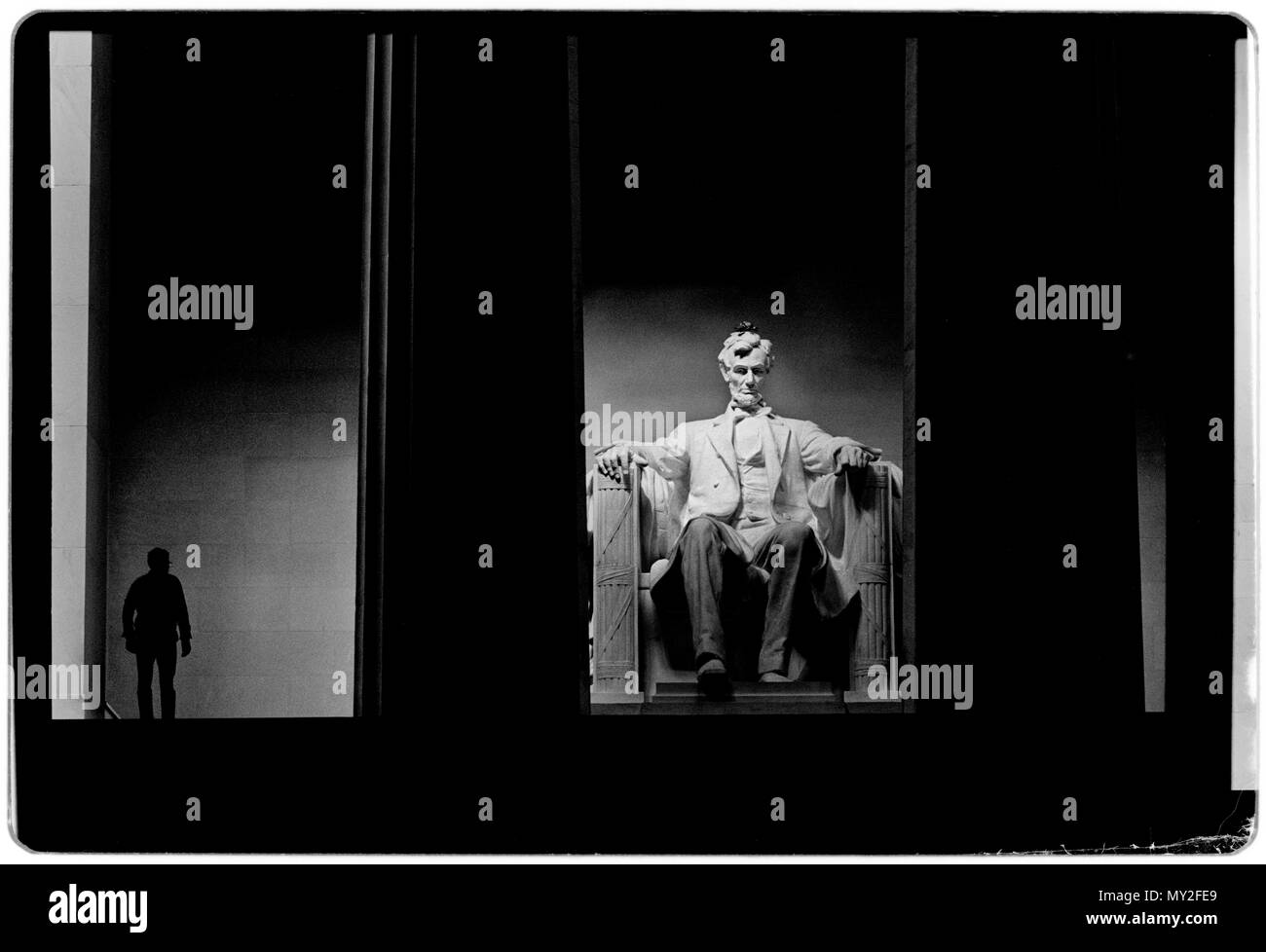 Washington DC, USA. Das Lincoln Memorial Das Lincoln Memorial ist eine US-amerikanische National Monument errichtet der 16. Präsident der Vereinigten Staaten Abraham Lincoln, zu ehren. Es liegt am westlichen Ende der National Mall in Washington, D.C. gelegen, gegenüber vom Washington Monument. Der Architekt war Henry Bacon; der Designer des primären Statue - Abraham Lincoln, 1920 - war Daniel Chester French; die Statue von Abraham Lincoln wurde durch die Piccirilli Brüder geschnitzt; und der Maler des Innern Wandmalereien Jules Guerin. 1922 gewidmet, Es ist eines von mehreren Denkmäler errichtet ein amerikanischer Präsident zu ehren. Stockfoto