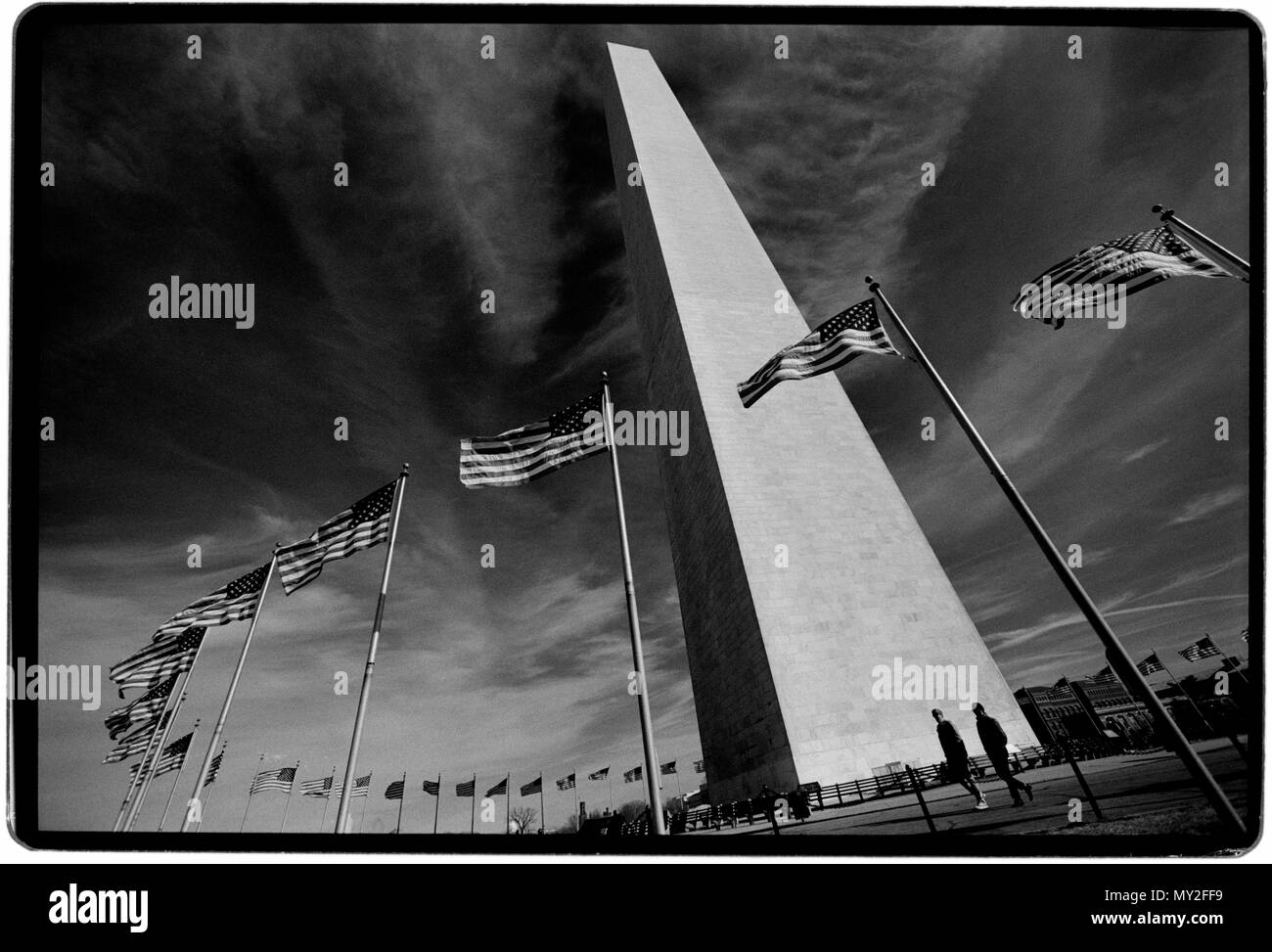 Washington Monument, Washington DC, USA Das Washington Monument ist ein Obelisk auf der National Mall in Washington, D.C., George Washington, nach dem Oberbefehlshaber der Armee und der erste Präsident der Vereinigten Staaten zu gedenken. Nur knapp östlich von der reflektierenden Pool und das Lincoln Memorial, [2] das Denkmal aus Marmor, Granit, Gneis und Blaustein, [3] ist sowohl die weltweit höchsten Stein Struktur der Welt und des höchsten Obelisken, stehend 554 Fuß 7 11⁄32 Zoll (169.046 m) hoch nach der Landesvermessung (2013 - 14) oder 555 Meter 5 1⁄8-i Stockfoto