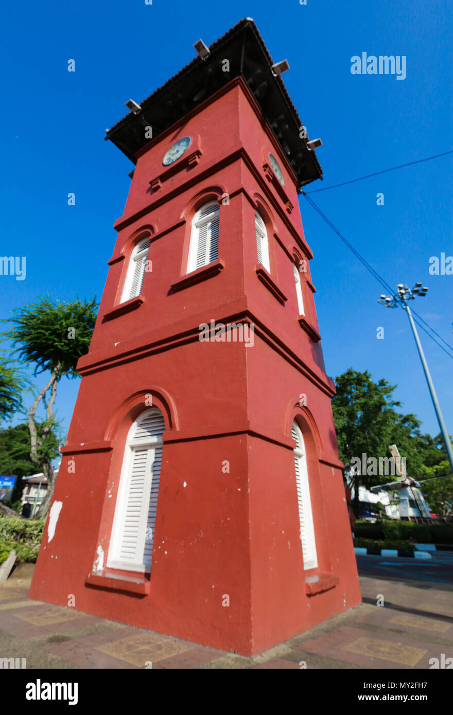 - Nahaufnahme Rot lackiert Uhrturm in Malacca Stockfoto