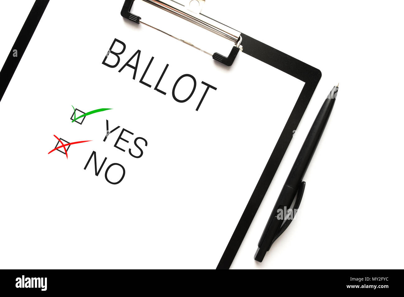 Direkt über der Stimmzettel mit Ja oder Nein auf Zwischenablage vor weißem Hintergrund Stockfoto