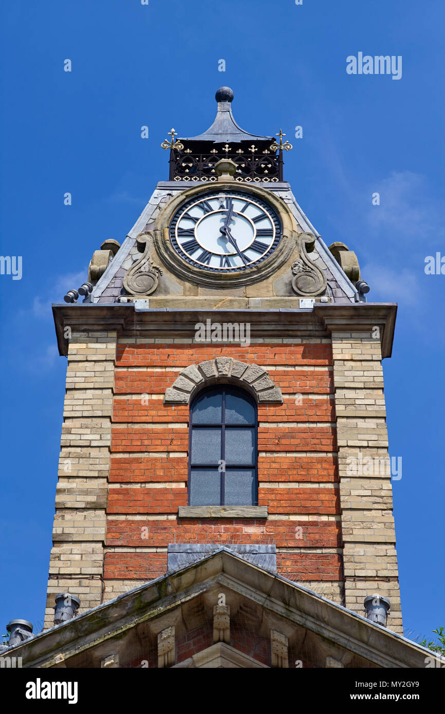 Reich verzierte Ziegel und Stein clocktower vor der Markthalle im Zentrum von Crewe Stockfoto