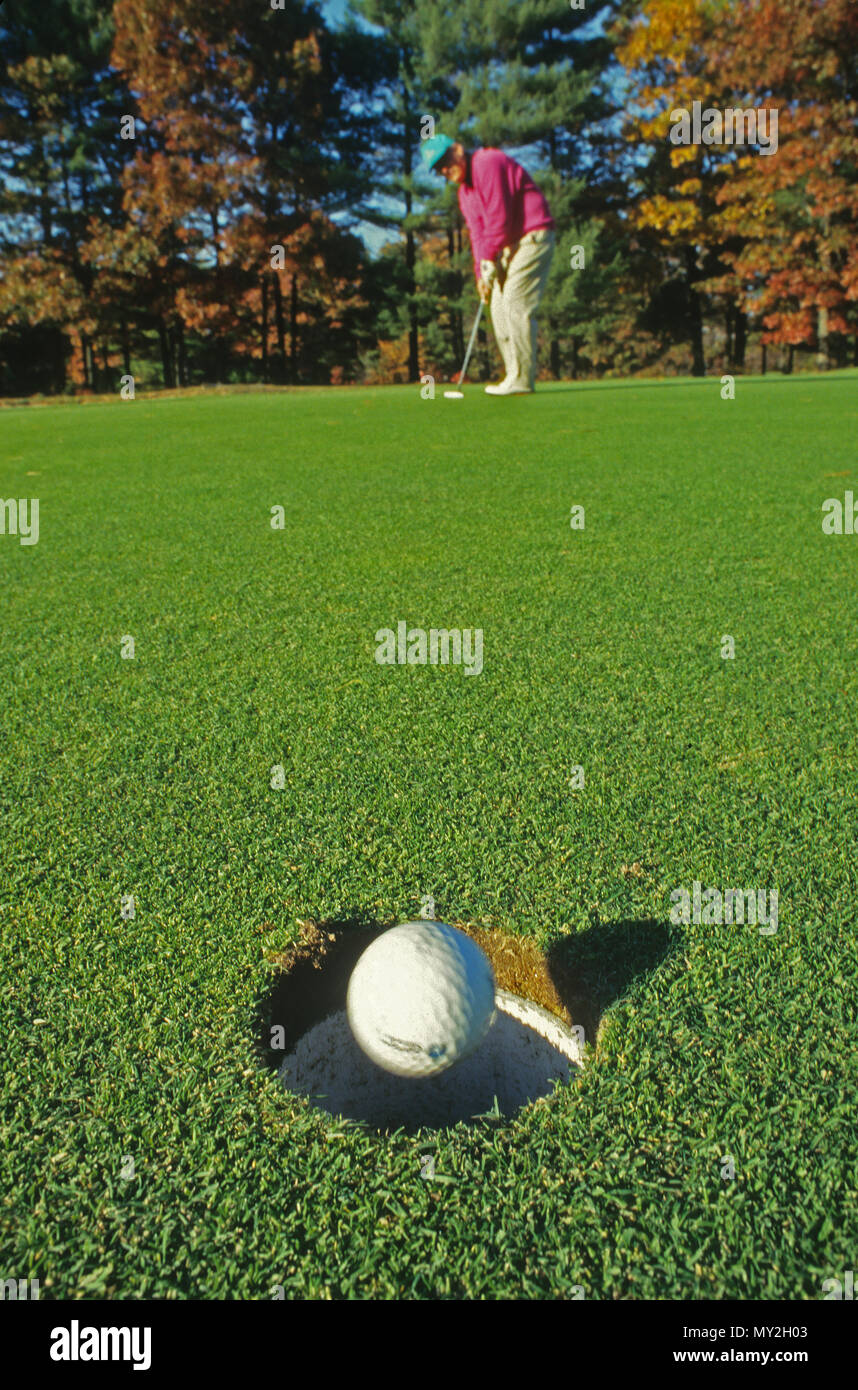 Ein Golfspieler sinkt einen Schlag auf einem gof Kurs in Foxboro, Massachusetts, USA Stockfoto