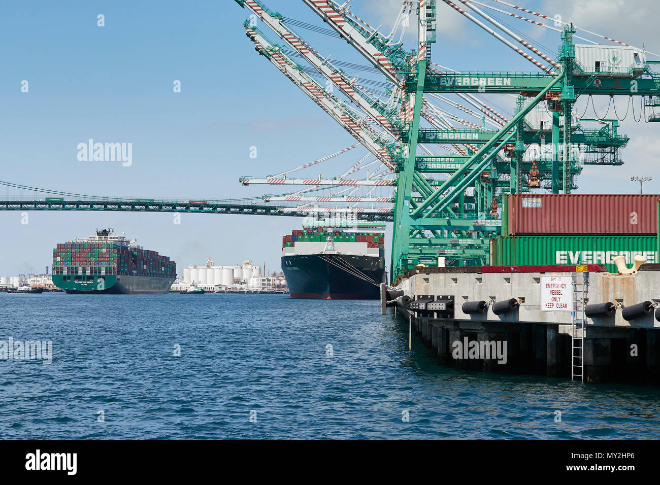Die riesigen Containerschiffe, Waage, Be- und Entladen mit dem SEAMAX NEW HAVEN, in den Hafen von Los Angeles, hinter sich. Kalifornien, USA. Stockfoto