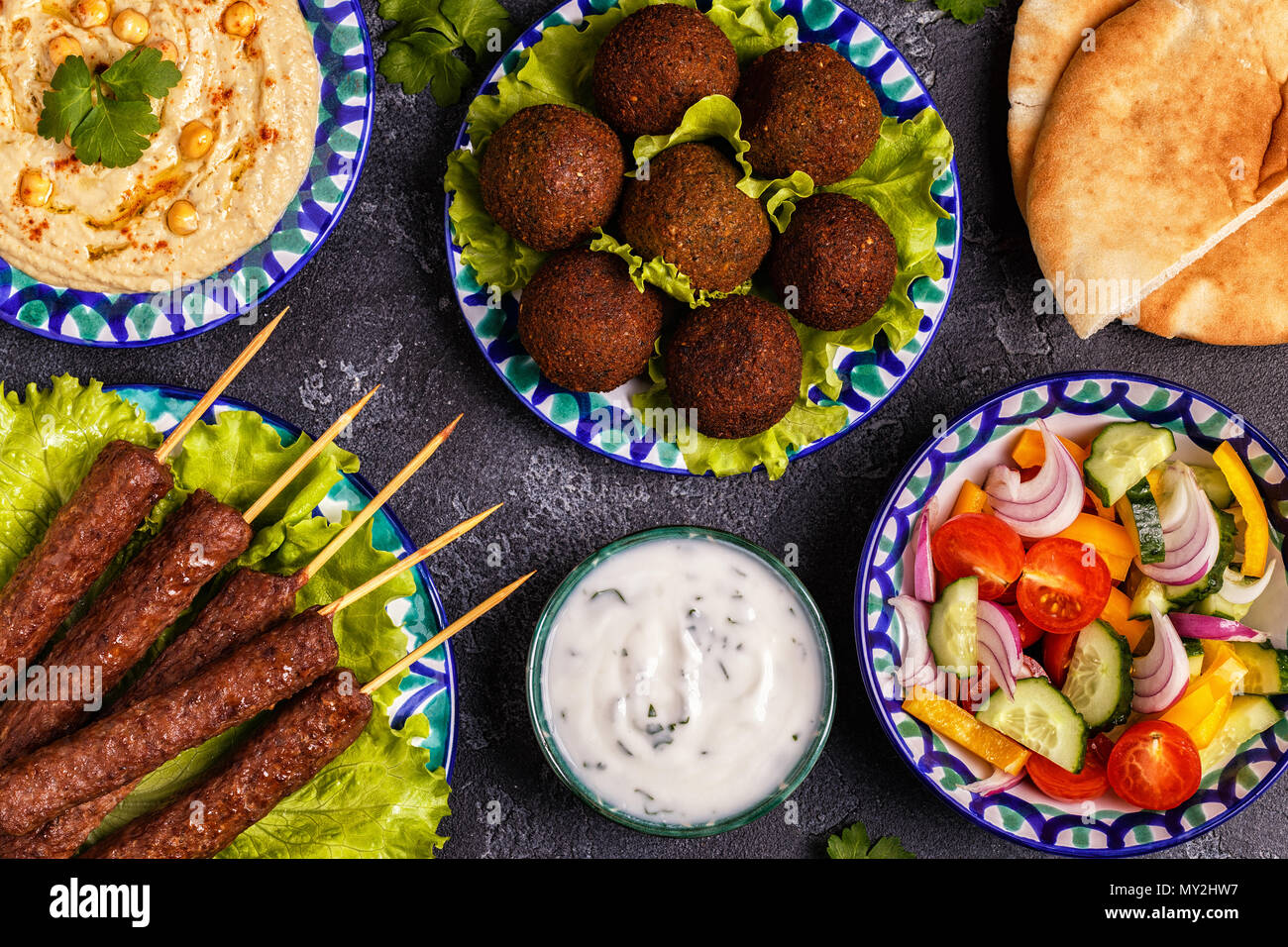 Klassische Döner, Falafel und Hummus auf die Teller. Ansicht von oben. Stockfoto