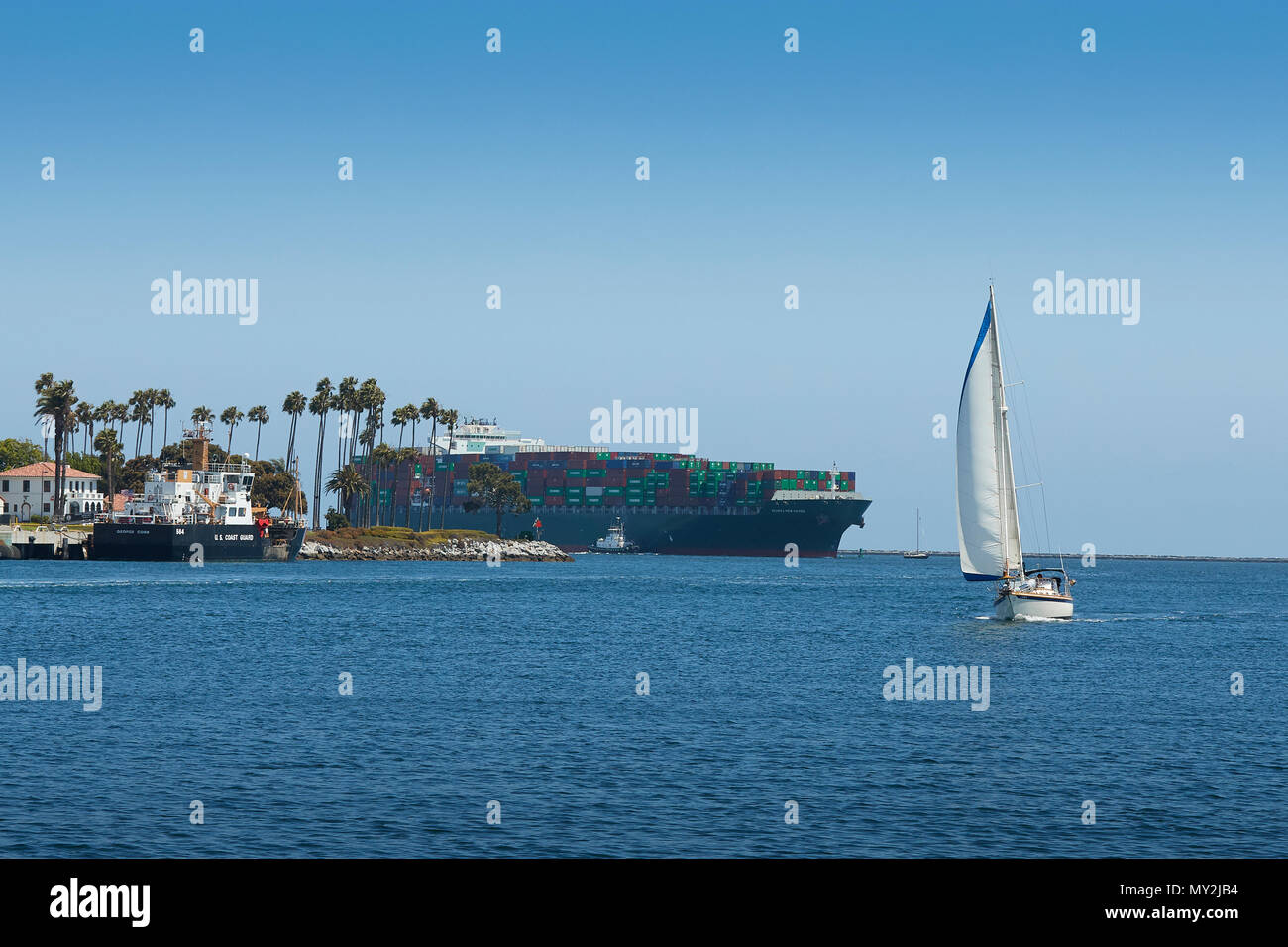 Das Containerschiff, SEAMAX NEW HAVEN, Eingabe der Los Angeles wichtigste Kanal in den Hafen von Los Angeles, Kalifornien, USA. Stockfoto