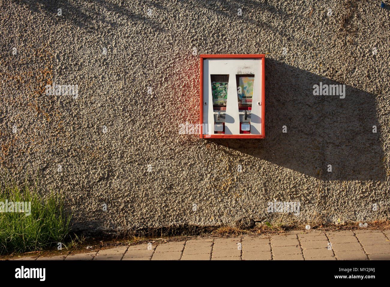 Doppel gumball Machine angeschlossen an ein reibeputz Wand in Wassertrüdingen, Deutschland Stockfoto
