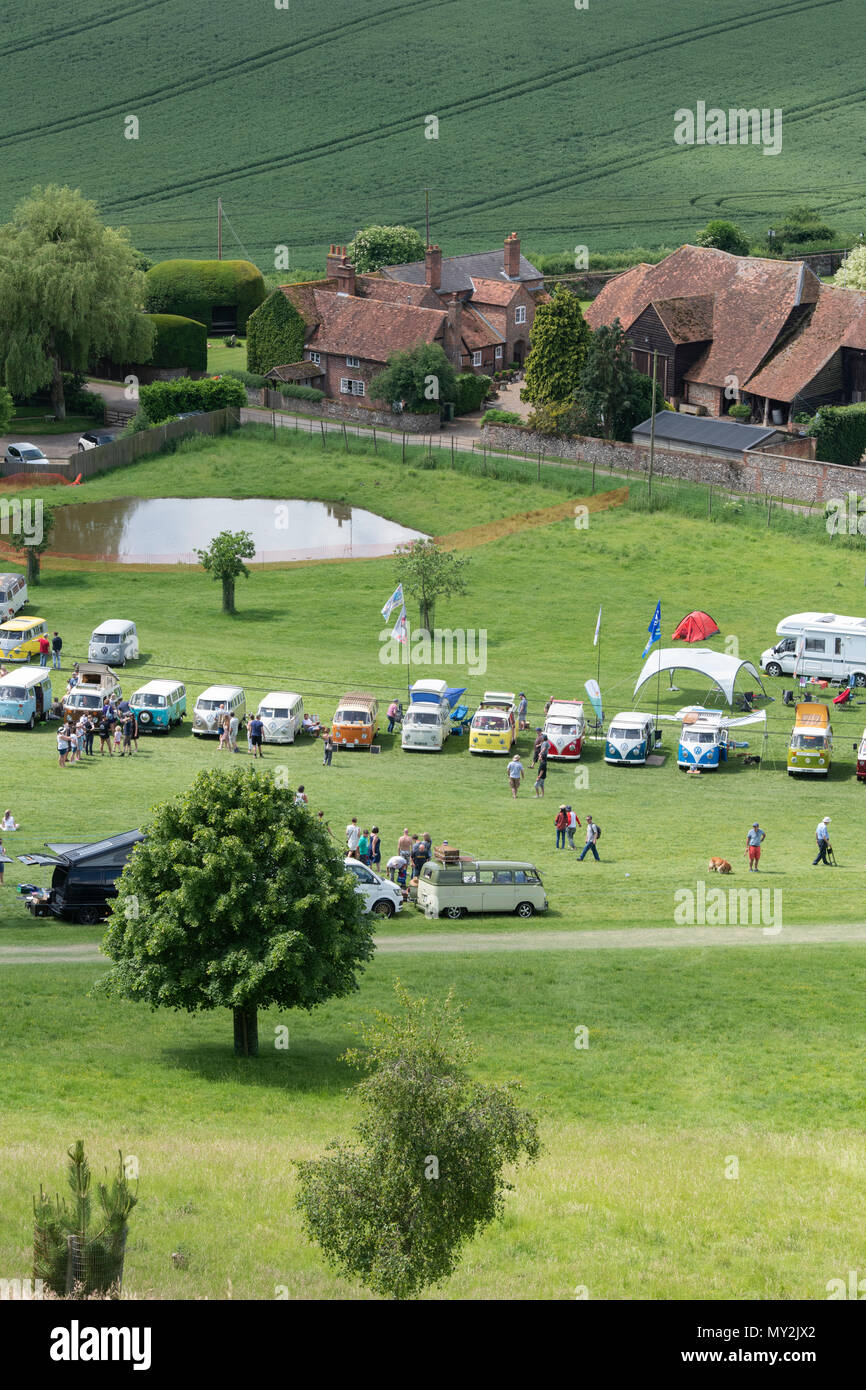 Linie von VW Volkswagen Reisemobile an einem VW zeigen. Stonor Park, Oxfordshire, England Stockfoto