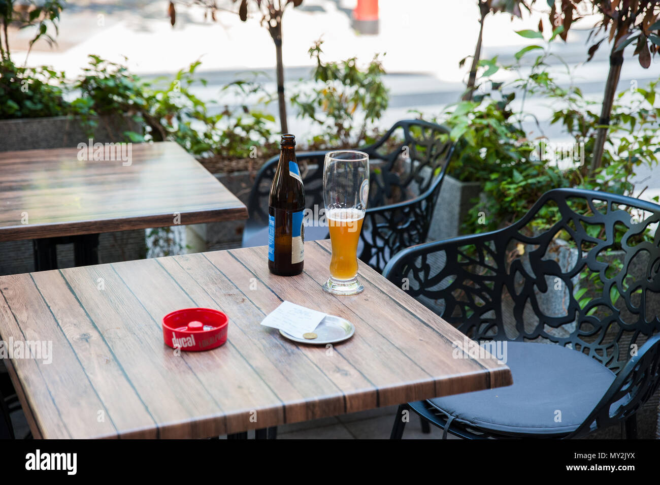 Ein Glas Bier mit Bill und Tipps, Luxemburg Stockfoto