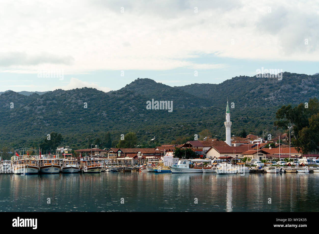 Touristen Sightseeing Boote im Hafen des malerischen mediterranen türkischen Stadt Kas. Stockfoto