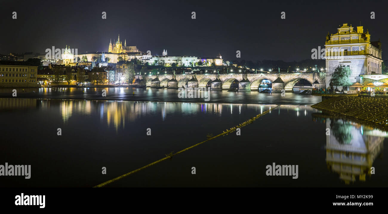 Die Karlsbrücke und die Prager Burg bei Nacht gesehen von Lavka Stockfoto